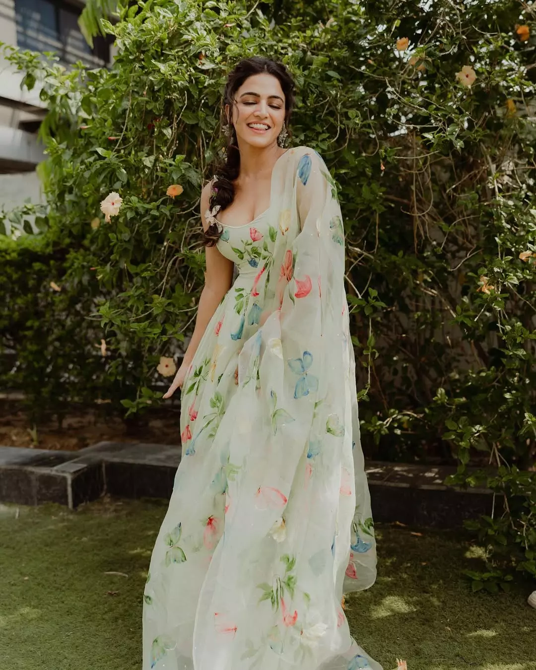 Effortless Beauty: Wamiqa Gabbi’s Style Steals the Spotlight Effortless Beauty: Wamiqa Gabbi’s Style Steals the Spotlight
