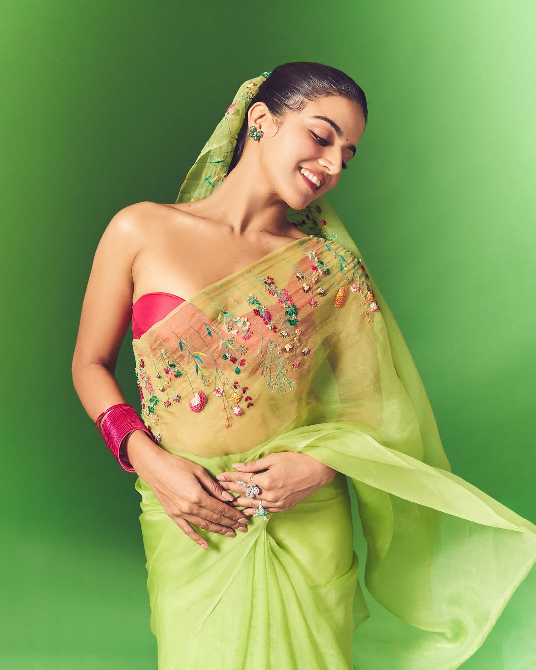 Effortless Beauty: Wamiqa Gabbi’s Style Steals the Spotlight Effortless Beauty: Wamiqa Gabbi’s Style Steals the Spotlight