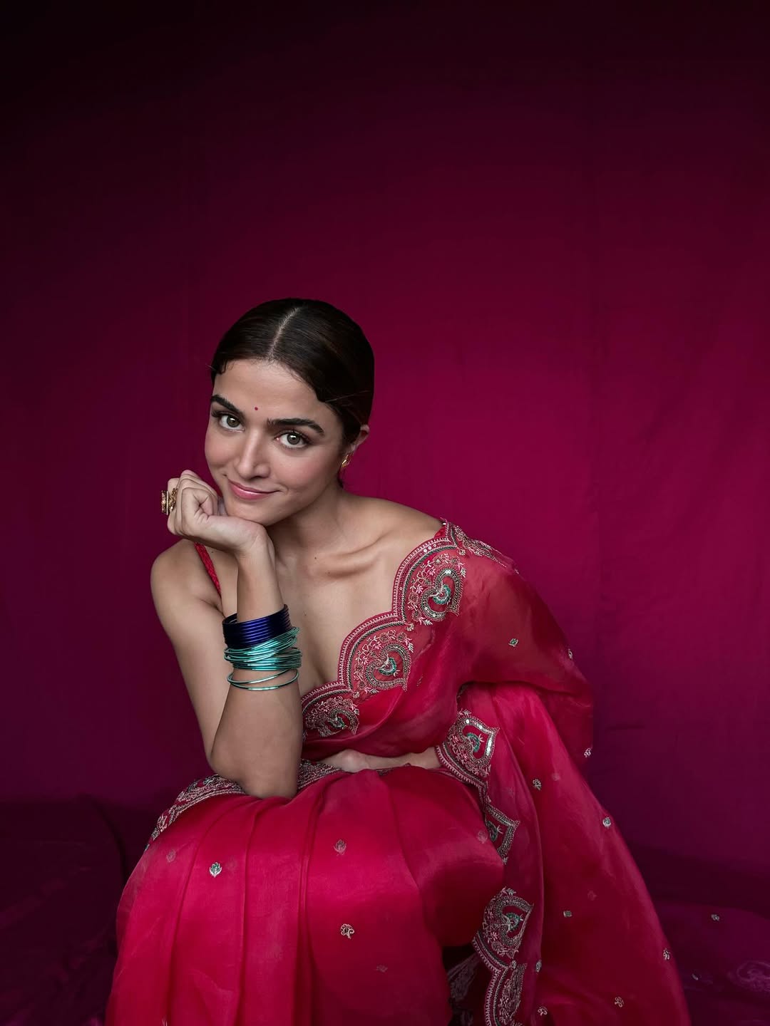 Effortless Beauty: Wamiqa Gabbi’s Style Steals the Spotlight Effortless Beauty: Wamiqa Gabbi’s Style Steals the Spotlight