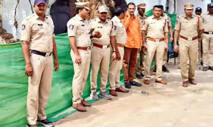 ఆకివీడులో హై అలెర్ట్.. భారీగా పోలీసులు.. అసలు ఏం జరుగుతోంది..