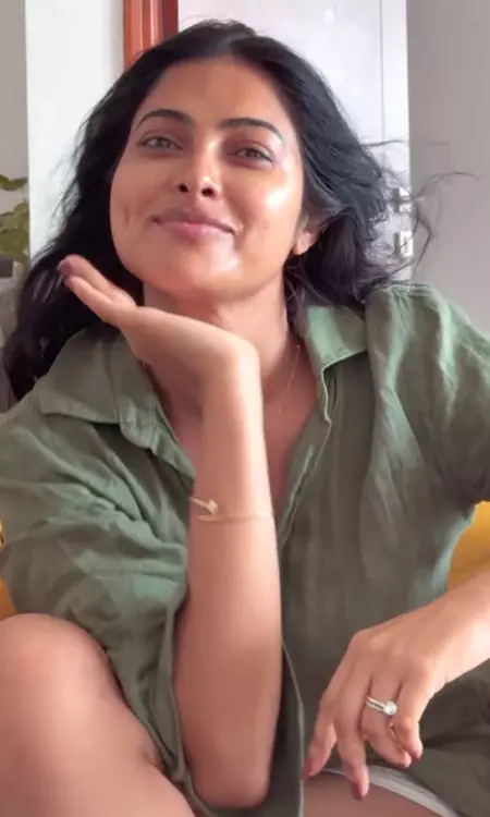 Divi Vadthyas Fresh Morning Glow Steals Hearts