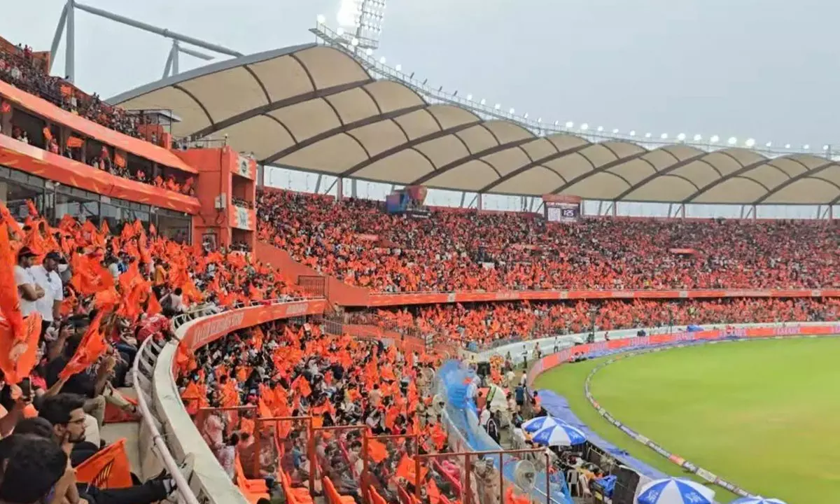 ఉప్పల్లో లోపల మ్యాచ్.. బయట అభిమానుల ఆగ్రహం! ఉప్పల్లో లోపల మ్యాచ్.. బయట అభిమానుల ఆగ్రహం!