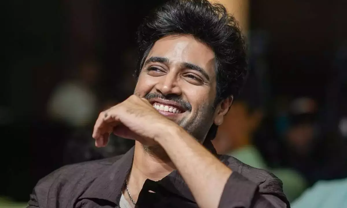 అడివి శేష్ పంచ్ వేసింది ఎవరికి? అడివి శేష్ పంచ్ వేసింది ఎవరికి?