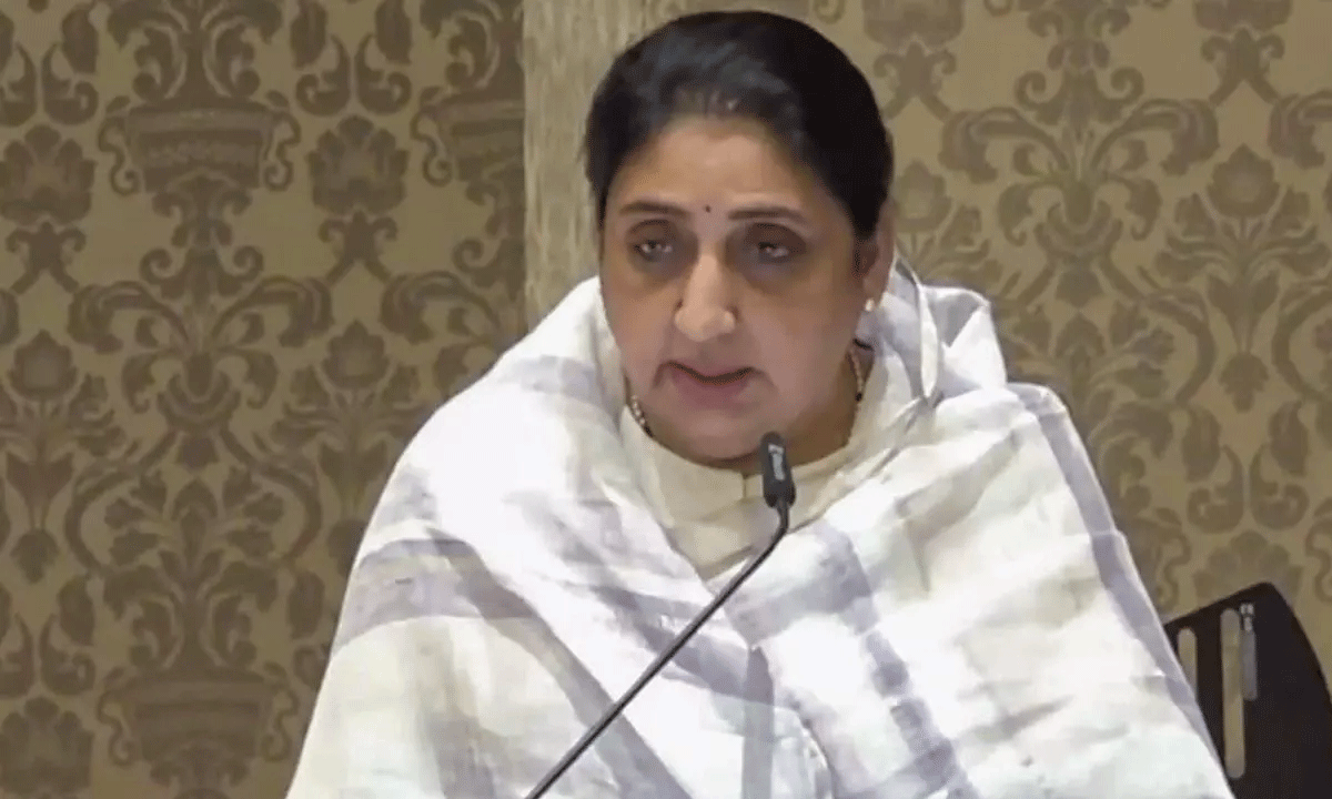 అజిత్ పవార్ సతీమణికి షాక్ ఇచ్చిన కాంగ్రెస్