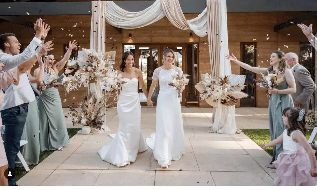 మహిళా క్రికెట‌ర్ల ప్రేమ‌ పెళ్లి.. దేశ స‌రిహ‌ద్దులు దాటి..!