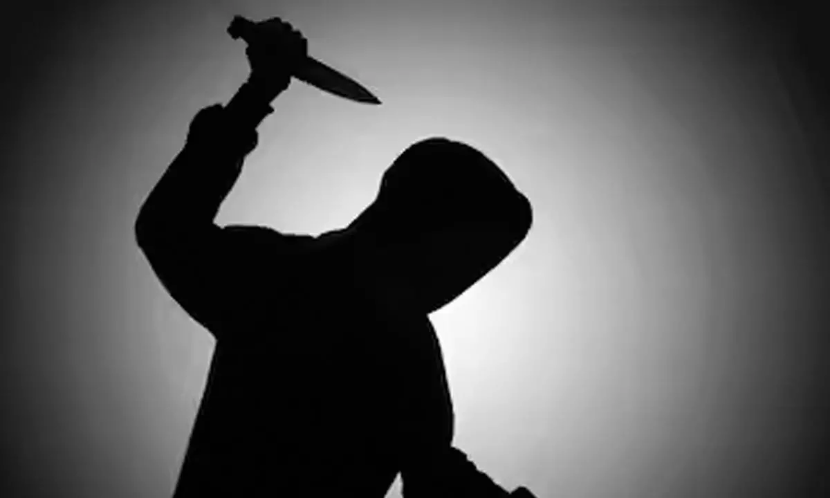 పోలీసు పంచాయితీ తర్వాత ప్రియుడి ముందే భార్య గొంతు కోసిన భర్త