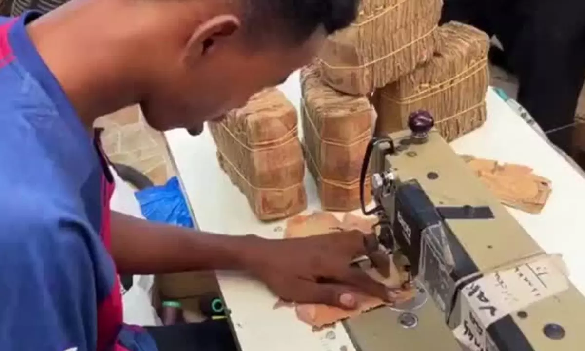 సోమాలియాలో కొత్త కష్టాలు.. కరెన్సీ నోట్లను కుట్టుకొని మరీ వాడుతున్నారు..