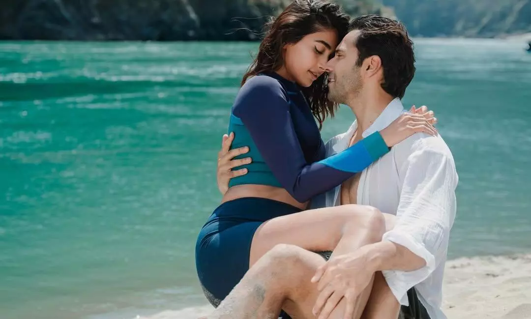 స్టార్ హీరోతో రొమాంటిక్ ఫోజులిస్తున్న పూజా హెగ్డే.. ఫోటో వైరల్!