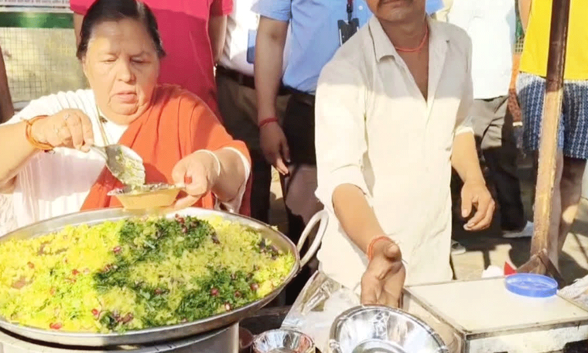 ఎన్నికలు జరగట్లేదు కానీ ఆ మాజీ సీఎం రోడ్డు పక్కన జిలేబీ అమ్మకాలు