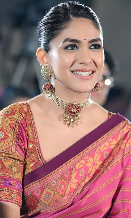 Mrunal Thakur Stuns in Pink-Purple Saree at Dacoit Pre-Release