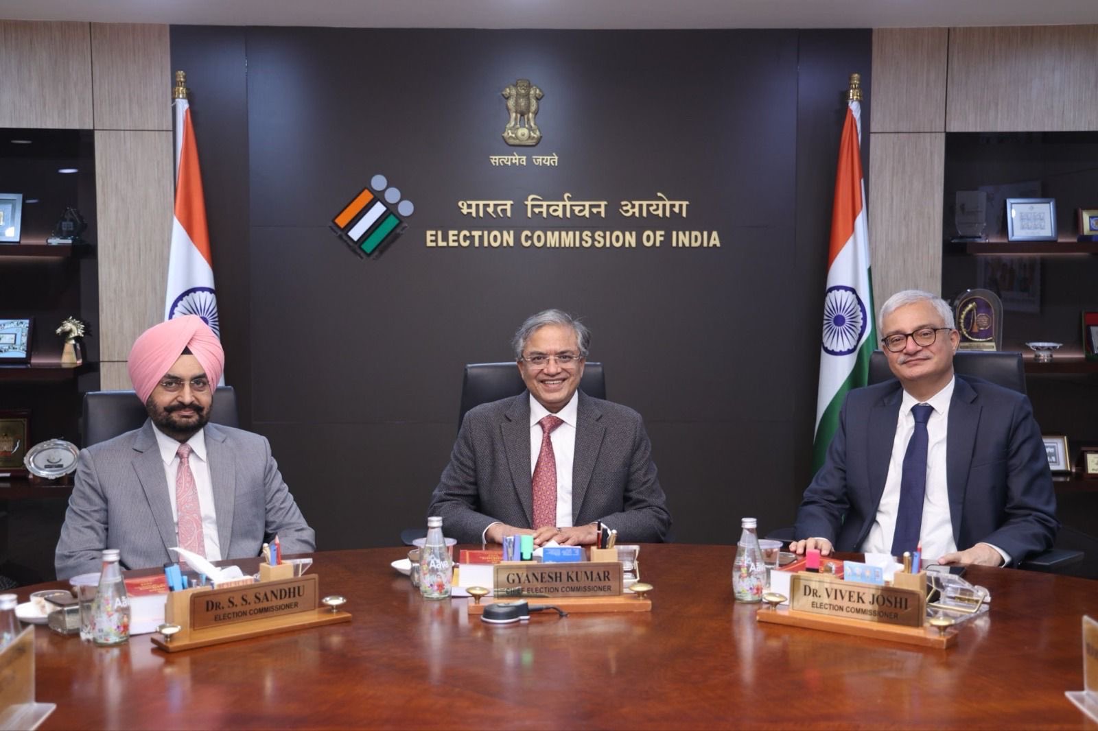 ఈసీ వర్సెస్ టీఎంసీ : స్ట్రెయిట్ టాక్ అంటూ వార్నింగ్!