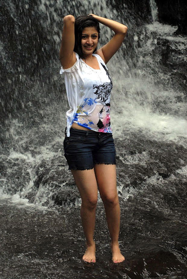 Poonam Kaur Latest Hot Photos