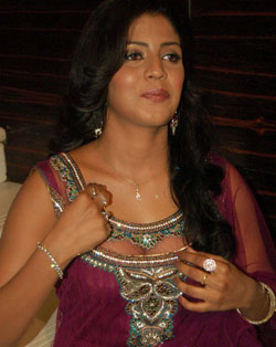 Tamil Actress Iniya Challenges Anushka and Tamanna