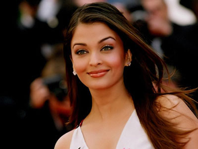 Aish gets huge applause on day one