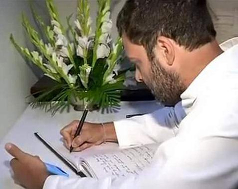 Rahul Gandhi caught Copying!