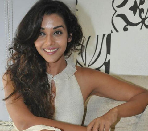 All eyes on this lesbian ad s actress