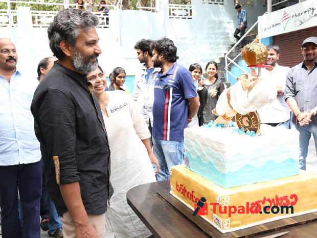 బాహుబలి టీమ్‌ పిల్లాడిని కోసుకుతిందా?