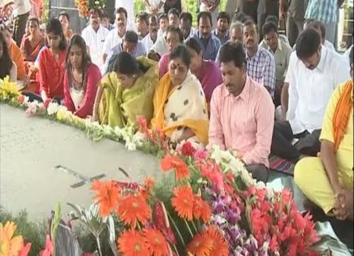 Pic Of The Day: Jagans Family at YSR Ghat!