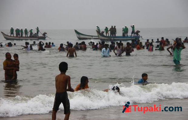 4 Vignan Engg students drowned in Suryalanka beach
