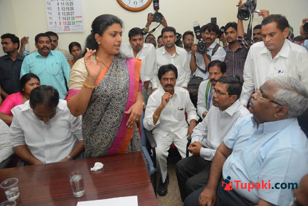 యూనివర్సిటీ స్టూడెంట్ లపై జగన్ కన్ను