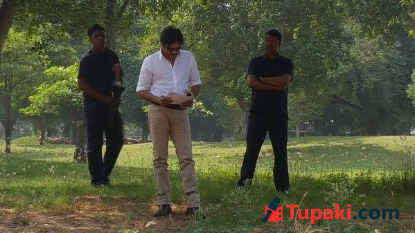 Pic Of The Day: Pawan Kalyan preparing for the Scene! Pic Of The Day: Pawan Kalyan preparing for the Scene!