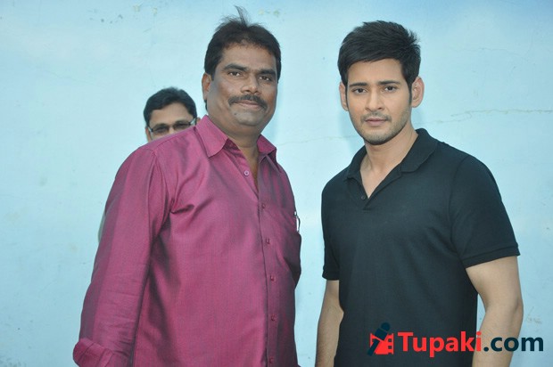 ఫొటోస్: సిద్దాపురం విలేజర్స్ తో మహేష్