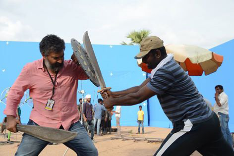 పిక్ టాక్: కత్తి దూసిన రాజమౌళి