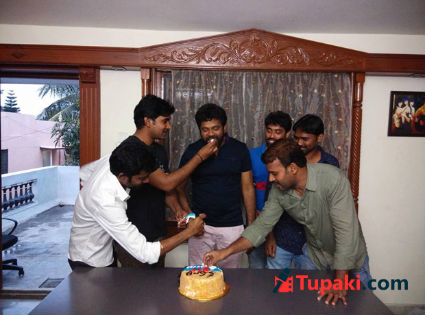 కేక్ క‌ట్ చేసి సెలబ్రేట్‌ చేసుకున్నాడు