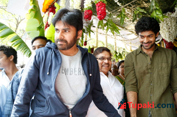 పవన్‌ తో నటించాలంటే వణుకే అంటున్నాడు