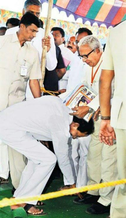 Pic Of The Day: KCR falls on HIS Feet!
