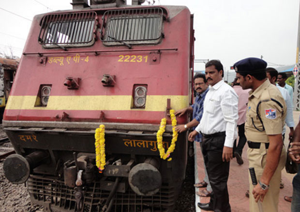 Grand Welcome for Ratnachal Express in Tuni Grand Welcome for Ratnachal Express in Tuni