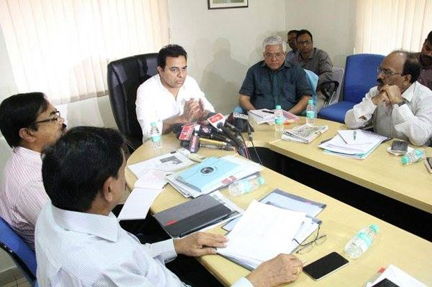 కేటీఆర్ కుమ్మేస్తున్నారు