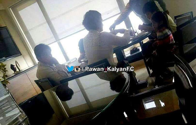 పవన్‌ ఫోటోలో ఉంది వాళ్ళేనా అసలు??