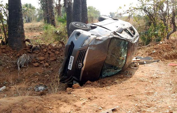 సినీస్టార్స్ మీద పగ పట్టిన ఆ రోడ్డు