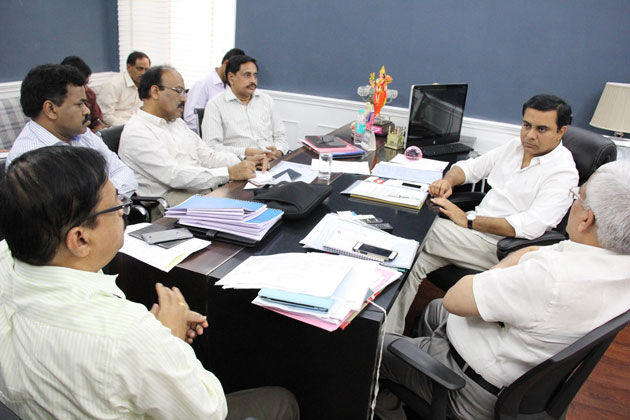 అచ్చం తండ్రిలా?; హెయిర్ స్టైల్ మార్చిన కేటీఆర్