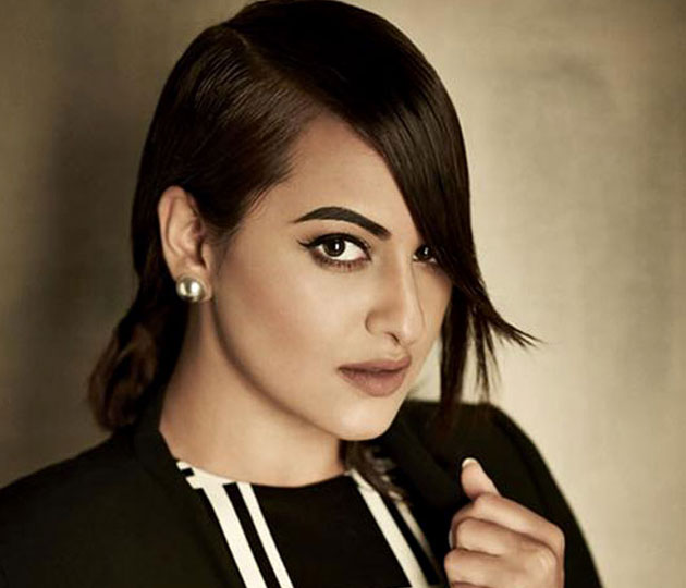 సినిమాల్లేక ఈ రికార్డు స్టంట్లు చేస్తోందే