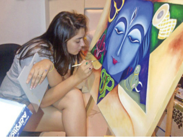 కాన్వాస్ పై అందాలు గీస్తున్న అందగత్తె