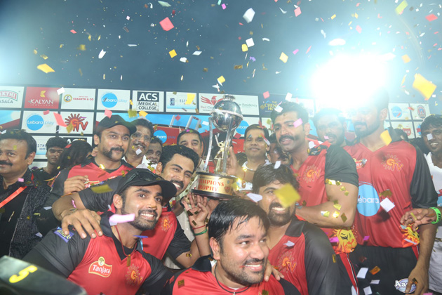 Suriya lifts the Trophy