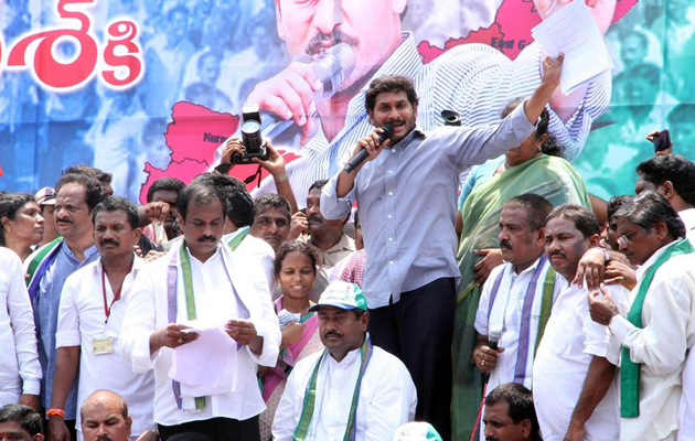 హోదా పేరుతో బాబుపై చెలరేగిపోయిన జగన్