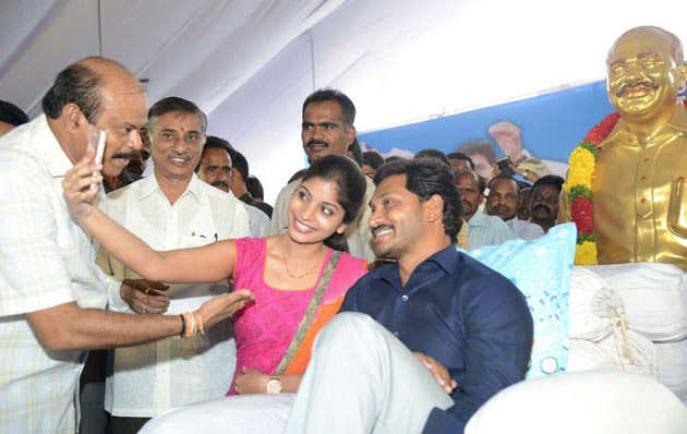 Pic Of The Day: Jala Deeksha turns Selfie Deeksha!