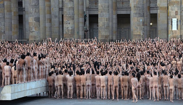 6,000 People pose NUDE for World Peace