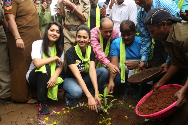 Astrologer advises Rakul Preet to wear it