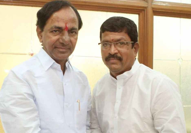 తన ‘సెక్రటరీ’ పదవి ఇచ్చేసిన కేసీఆర్