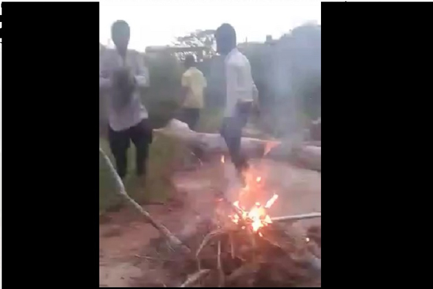 కుక్కపిల్లల్నిని రాక్షసంగా కాల్చేసిన పిల్లలు