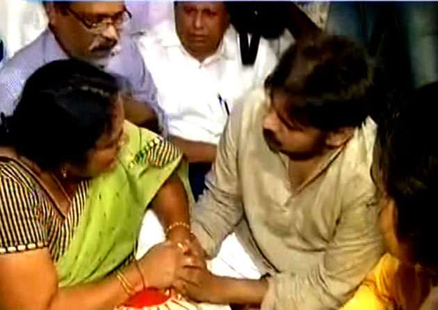 Fans Mom breaks down & ties Rakhi to PK!