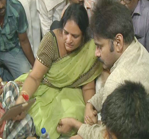 ఫొటోస్: వినోద్ ఫ్యామిలీని పరామర్శించిన పవన్