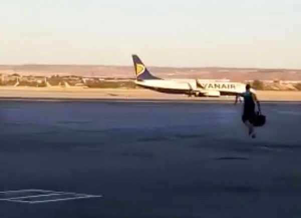 Watch: Man runs on Runway to catch leaving Plane! Watch: Man runs on Runway to catch leaving Plane!