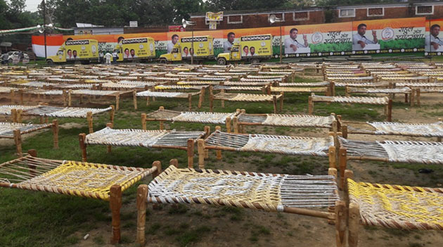 యువ‌రాజు స‌భ‌కు మంచాలు వేశారు