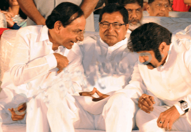 Pic Of The Day: KCR-Balayyas Friendly Talk!