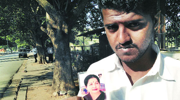 అమ్మ‌కు గుడి కోసం ఉద్యోగాన్ని వ‌దిలేశాడు